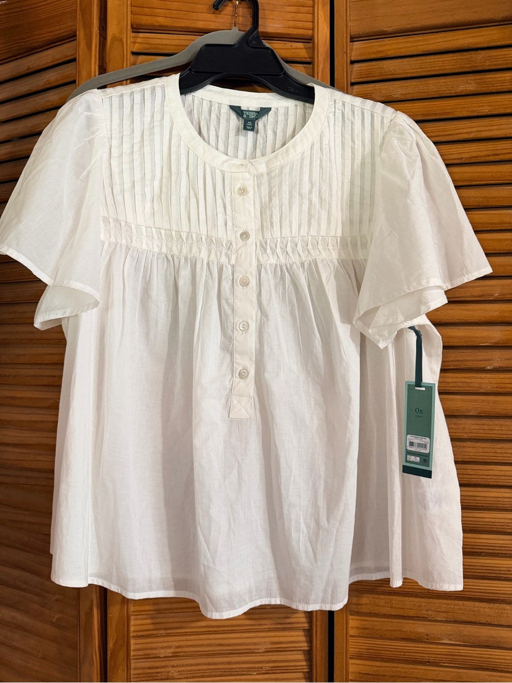 Terra & Sky White Pintuck Button-Front Flutter Sleeve Blouse